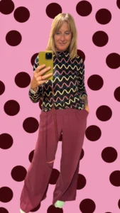 Spiegelfoto voor een stippenpatroon: zigzagtrui en een wijde bordeauxrode broek